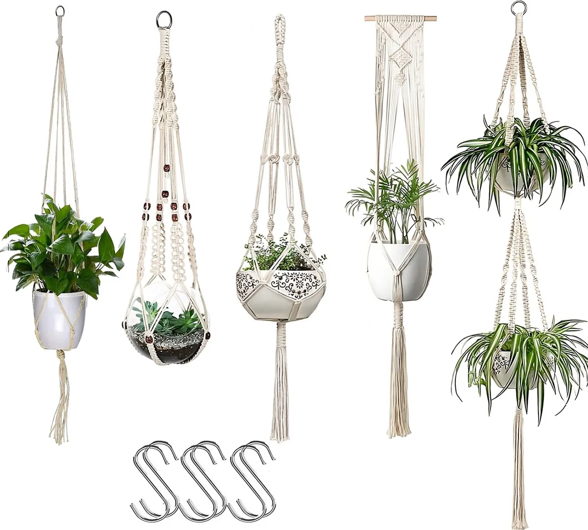 Vijf macramé plantenhangers met planten en drie losse S-haken